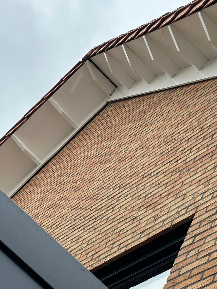 Boeidelen en overstek na reiniging, weer helder wit