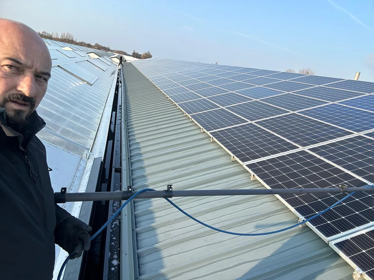 Reiniging van zonnepanelen op een bedrijfsdak