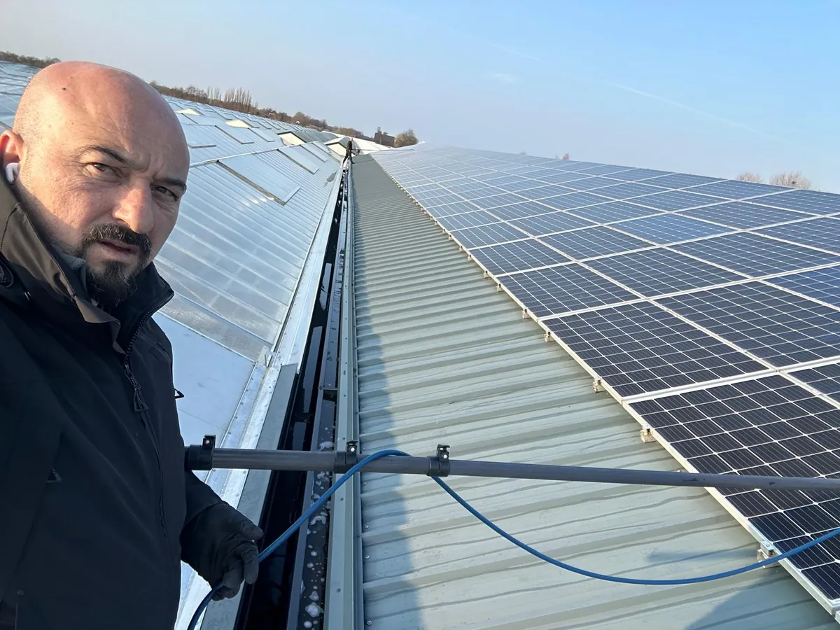Vakman aan het werk op zonnepanelen