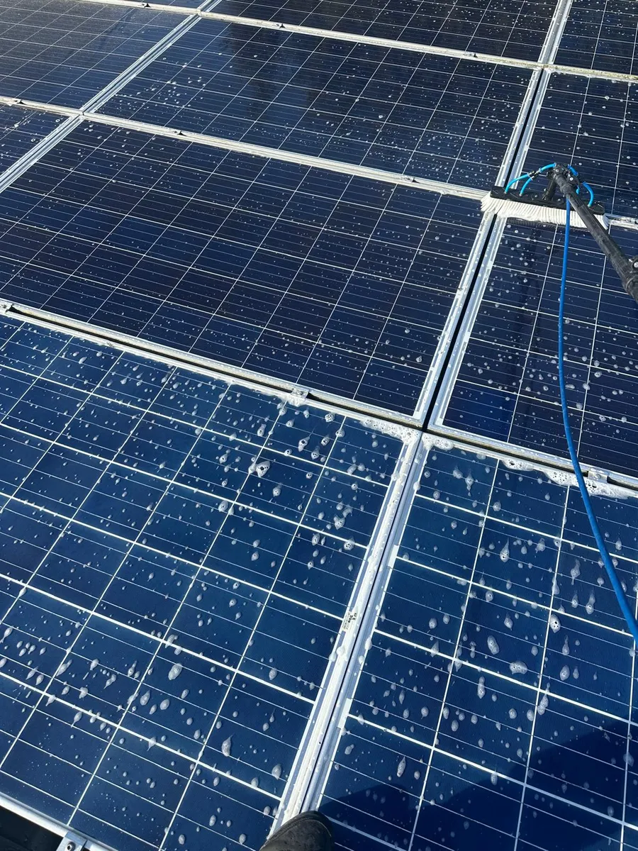 Zonnepanelen wassen met zuiver water